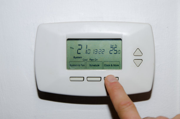 白色背景上的数字恒温器图片下载