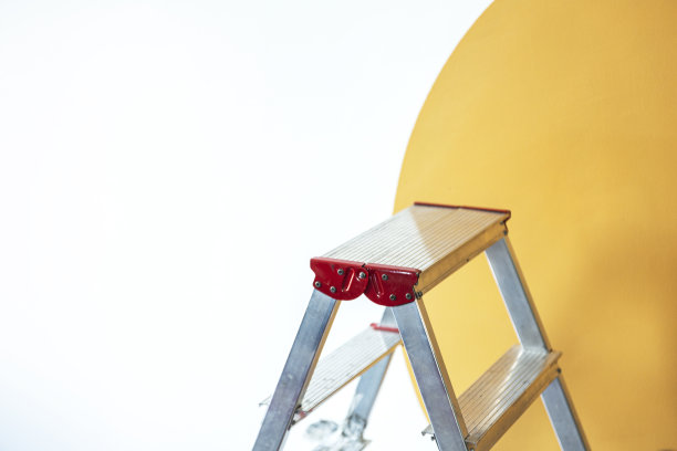 在一间空房间的墙壁上画画图片下载