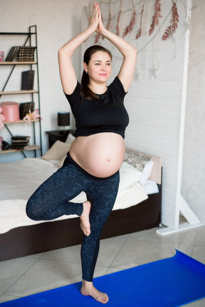怀孕的阶段。不错的孕妇摆姿势练瑜伽。图片下载