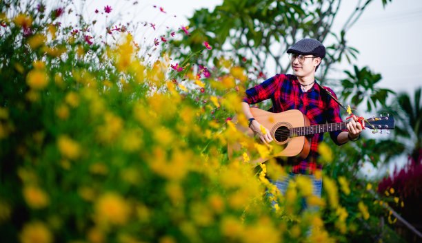 吉他手们正在愉快地弹吉他。音乐的概念图片下载
