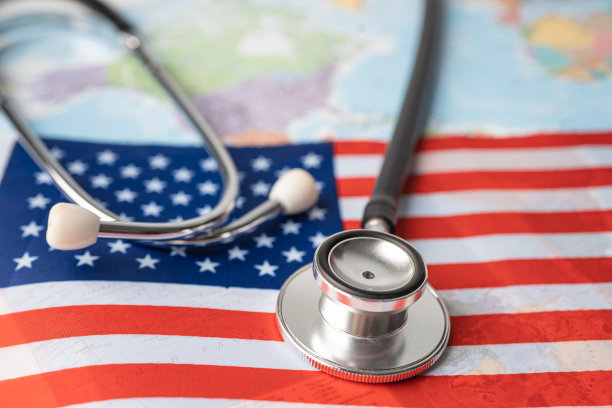 黑色听诊器的美国国旗背景，商业和金融概念。图片下载