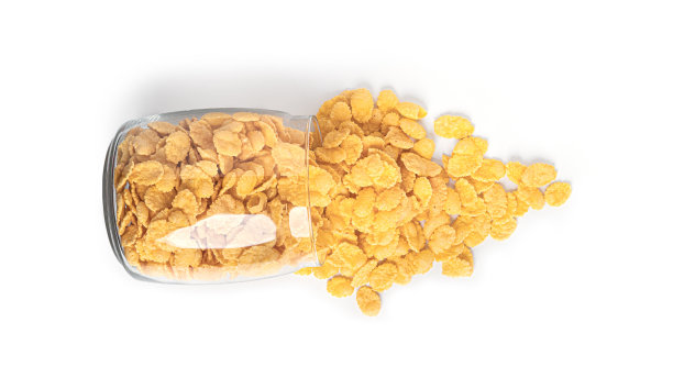 白色背景上的玉米片图片下载