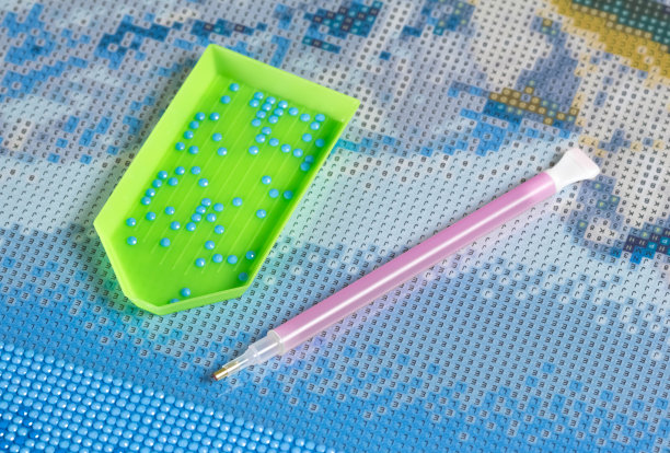 收藏钻石刺绣、钻石马赛克。彩色水晶。工具。近距离图片下载