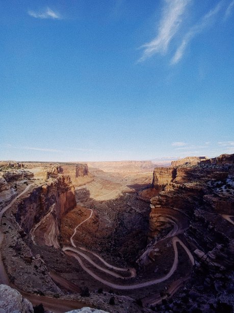 漫长而曲折的沙漠之路图片下载