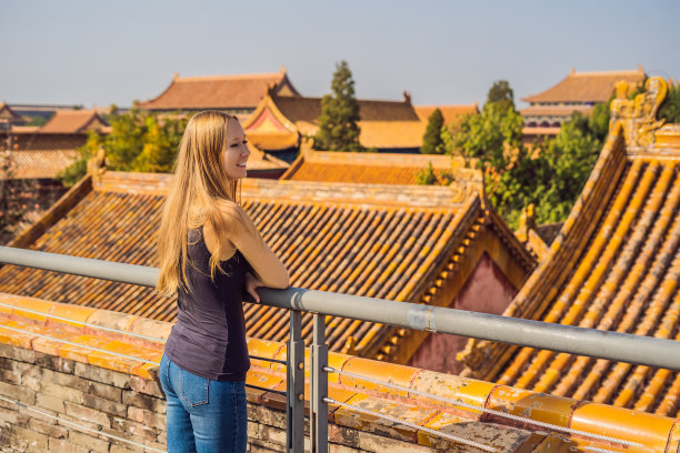 在中国度假。紫禁城的年轻女子。去中国旅游的概念。72小时免签过境，144小时在中国图片下载