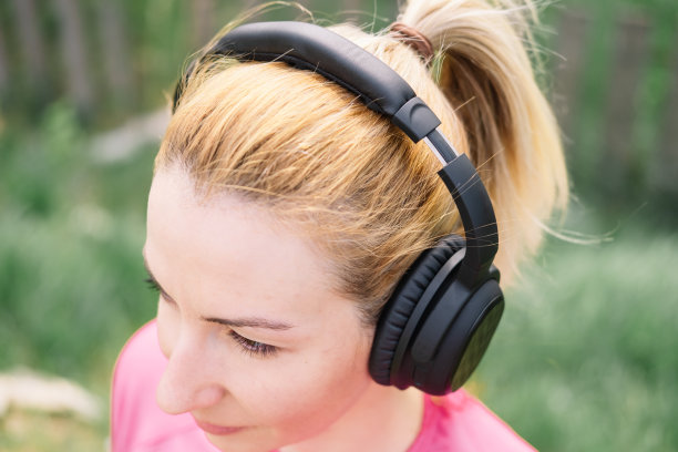 户外公园里带垫子的运动女人图片下载