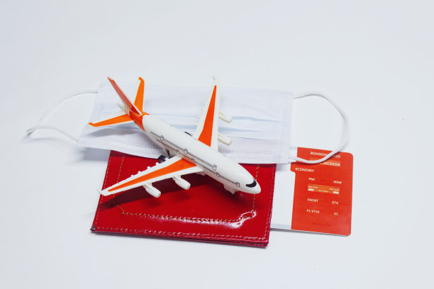 时间旅行。Covid-19冠状病毒大流行期间的安全休息概念。带医用口罩的飞机，带护照和机票登机。图片下载