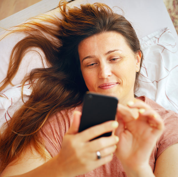 这个女人正在用手机。图片下载