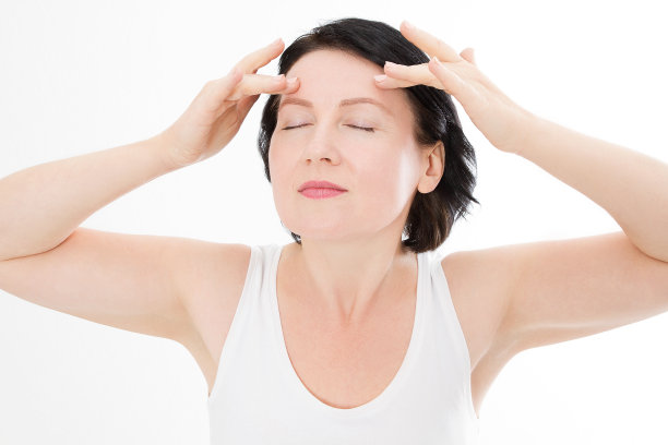 额头上有皱纹的女人脸。胶原蛋白和脸部注射的概念。更年期。裁剪图像。复制空间和模拟。整形手术图片下载