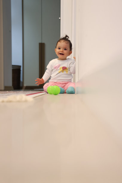 快乐的小女孩在门口看图片下载