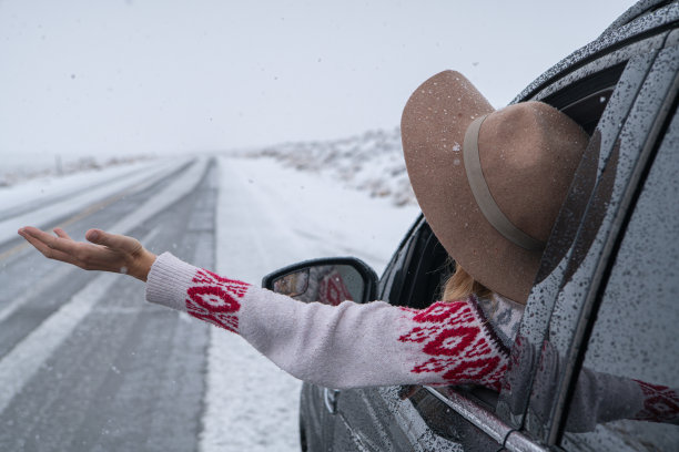 车里的女人伸手去摸雪图片下载