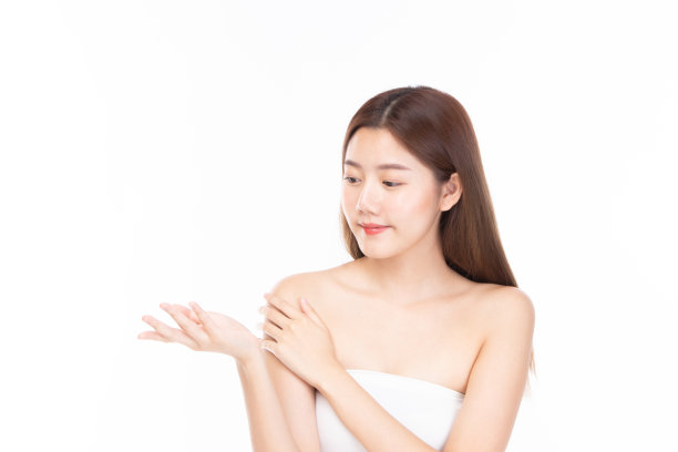 美丽的水疗模特女孩与完美的新鲜干净的皮肤。美丽的女人的脸肖像显示空白的副本空间的手掌上的文字在白色的背景。图片下载