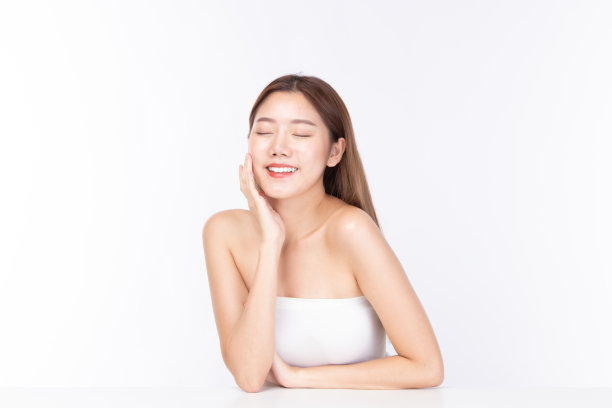 美丽的水疗模特女孩与完美的新鲜干净的皮肤在白色的背景。图片下载