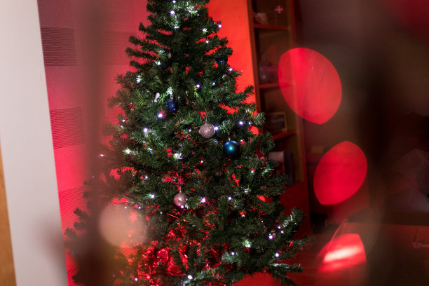 布置装饰圣诞树，用有趣和欢快的圣诞理念图片下载
