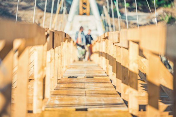 建筑工人在建筑框架图片下载