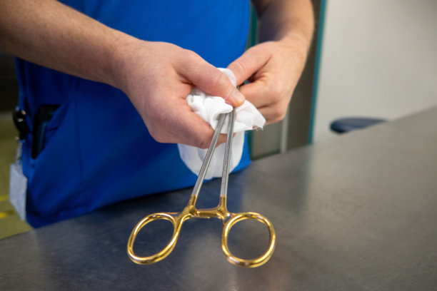 用白布清洗手术器械图片下载