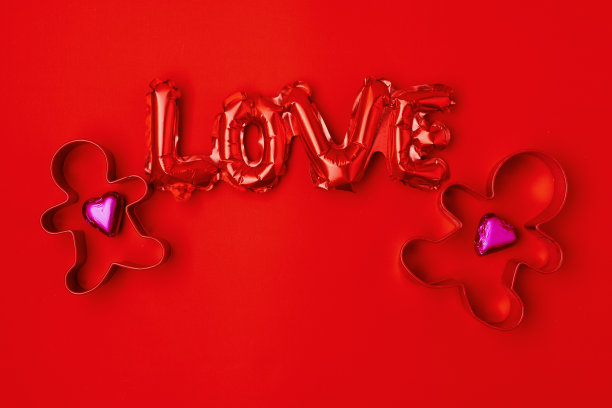 平躺着的姜饼人饼干切割夫妇图片下载