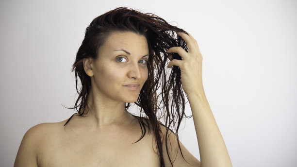 头发湿漉漉的白人女人。图片下载