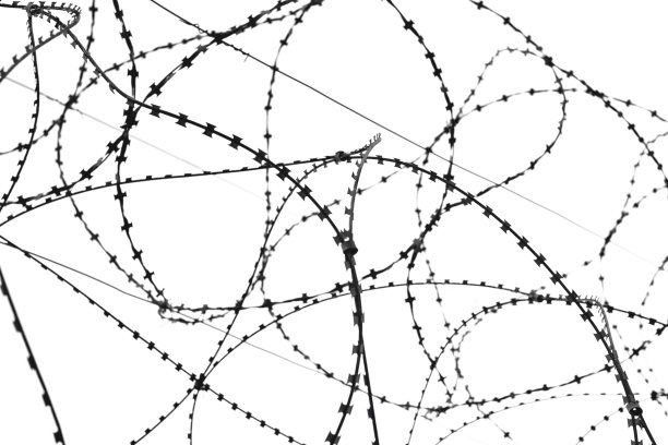 铁栅栏上生锈的黑色铁丝网的剪影，孤立在白色的背景上图片下载