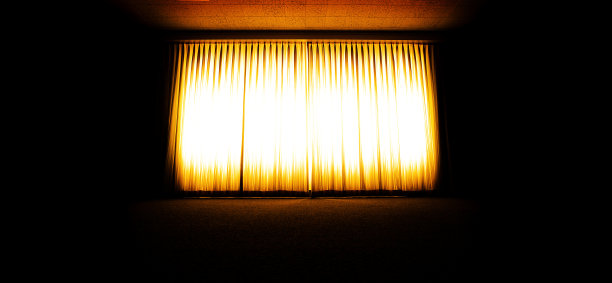 明亮的灯光照在房间的窗帘上，让明亮和欢乐进来图片下载