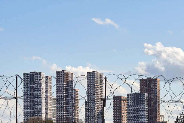 城市被铁丝网隔开，房子和天空都被铁丝网隔开图片下载