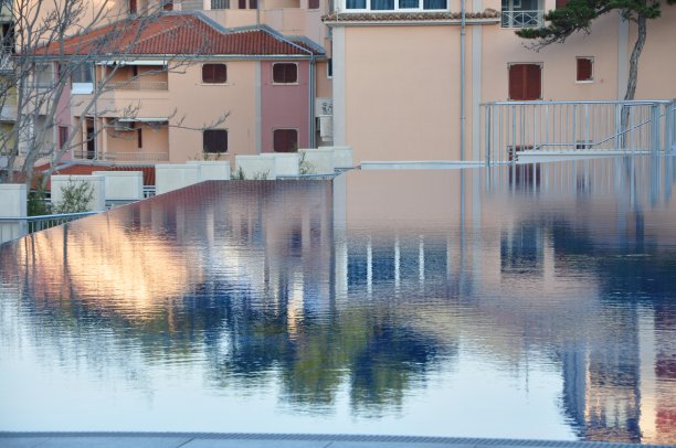 旅游度假公寓和别墅在蓝色的游泳池水图片下载