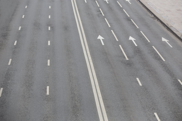多车道公路与标记的沥青图片下载