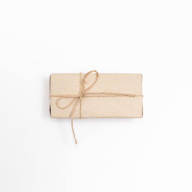 白色背景的牛皮纸礼物。图片下载