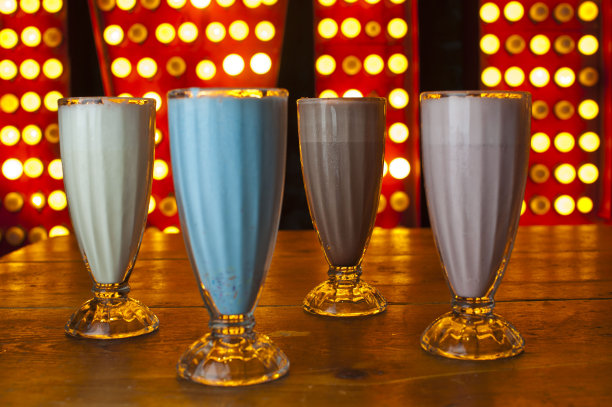 奶昔。奶昔或水果冰沙。经典的美国人最爱:巧克力、香草或草莓冰淇淋，牛奶、水果和冰块混合，盛在奶昔杯中。传统的餐厅饮品。图片下载