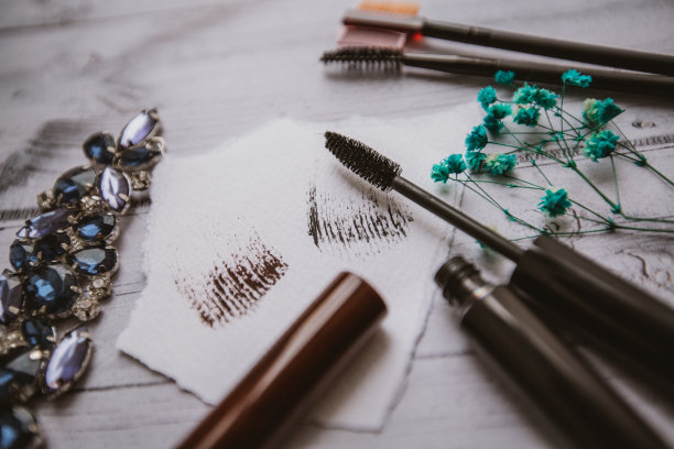 睫毛膏有两种颜色，刷子和装饰图片下载