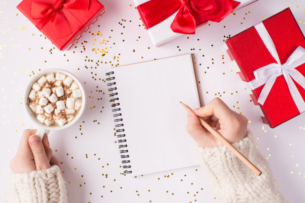 头顶上方近距离观看女性的手在空白纸上做笔记，信享受饮料的照片图片下载