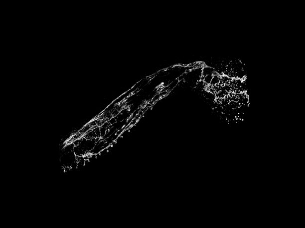 水飞溅在黑色背景上图片下载