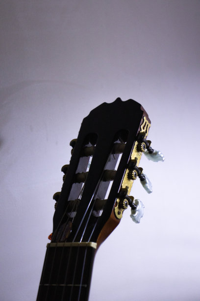 吉他颈在昏暗的灯光下图片下载