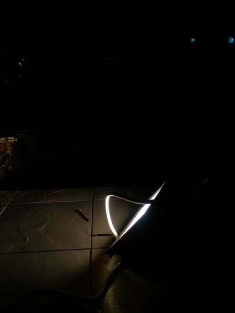 黑暗中发出的光芒图片下载