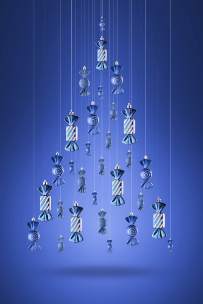 蓝色的圣诞树，用玻璃做成的糖果玩具挂在绳子上。原假日音乐会，垂直照片图片下载