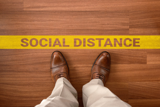 商人棕色的鞋子站在水泥地上用黄线和碑文隔开图片下载