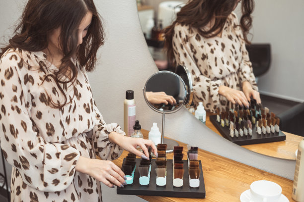 黑发长发的年轻女子在美容院选择染发图片下载