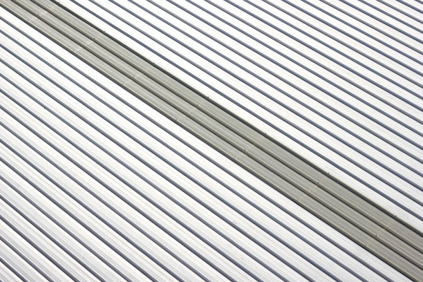 无缝模式的金属板屋顶白色与绿色在中间。金属板屋顶线安排图案纹理背景。图片下载