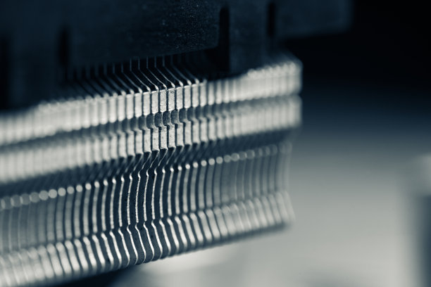 中央处理器上的散热器。微距镜头。有选择性的重点。景深浅。图片下载