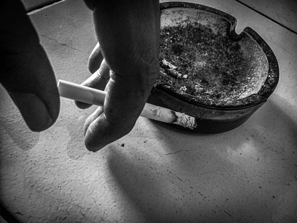 拿着香烟的那个人图片下载