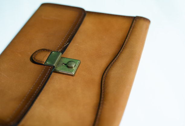 近距离棕色皮革钱包上的白色背景。图片下载