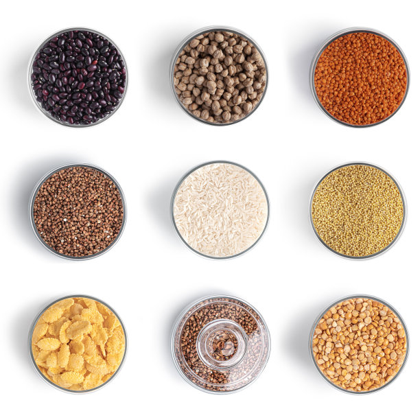 在白色背景的罐子里的谷物和豆类图片下载