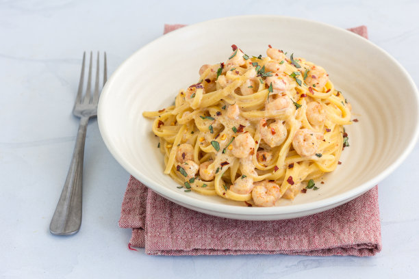 奶油虾意面扁面在一个碗的特写照片图片下载