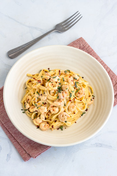 意大利奶油虾意面扁面在一个碗，俯视图，平躺照片图片下载