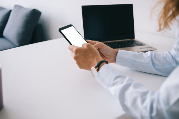 作物女人浏览智能手机与空屏幕图片下载