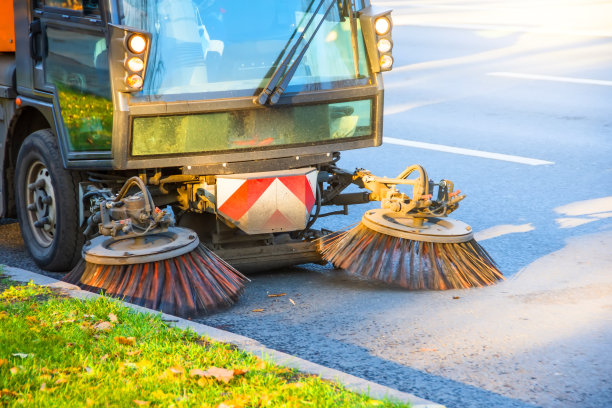 秋天用路刷清扫树叶。图片下载