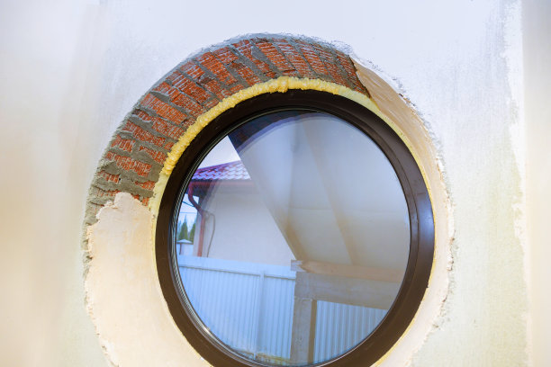 施工中在窗户上安装PU泡沫塑料使用安装泡沫塑料图片下载