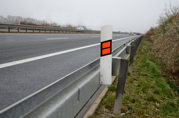 如果在高速公路上发生事故，躲在障碍物后面，并寻求帮助。修理或牵引汽车。标志上写着附近有一个紧急电话，可以报警图片下载