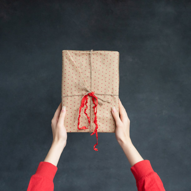 女人手里拿着礼物图片下载