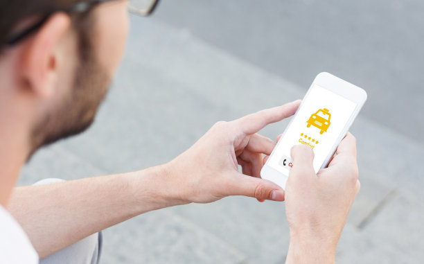 坐在户外的人通过智能手机应用在线预订出租车图片下载